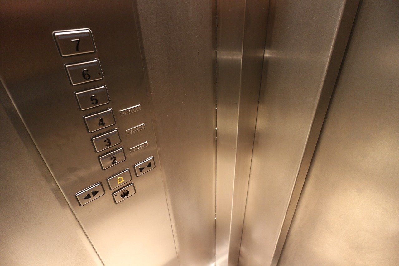 Sådan foregår processen, når der skal etableres en elevator i ejendommen
